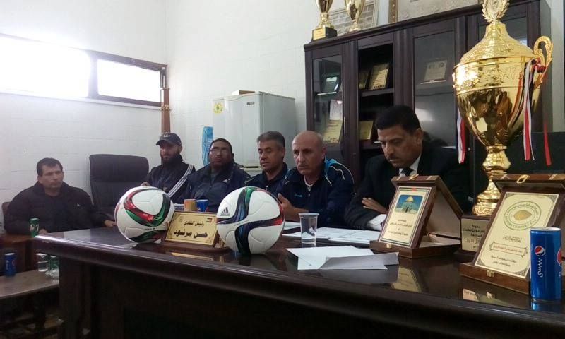 الترك يتحدث للاعبين في حضور مرشود