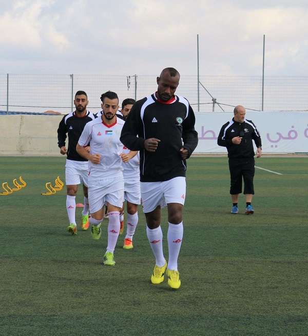 عبد اللطيف البهداري يتقدم لاعبي المنتخب 