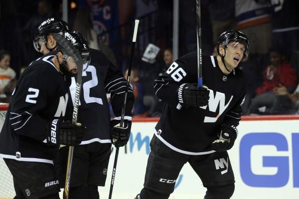 2016-11-08t015443z_1340988502_nocid_rtrmadp_3_nhl-vancouver-canucks-at-new-york-islanders_reuters