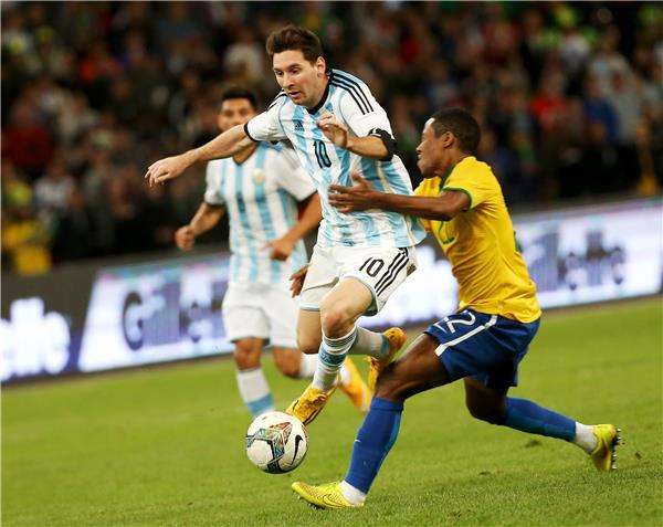 ميسي ضد البرازيل (أرشيفية)