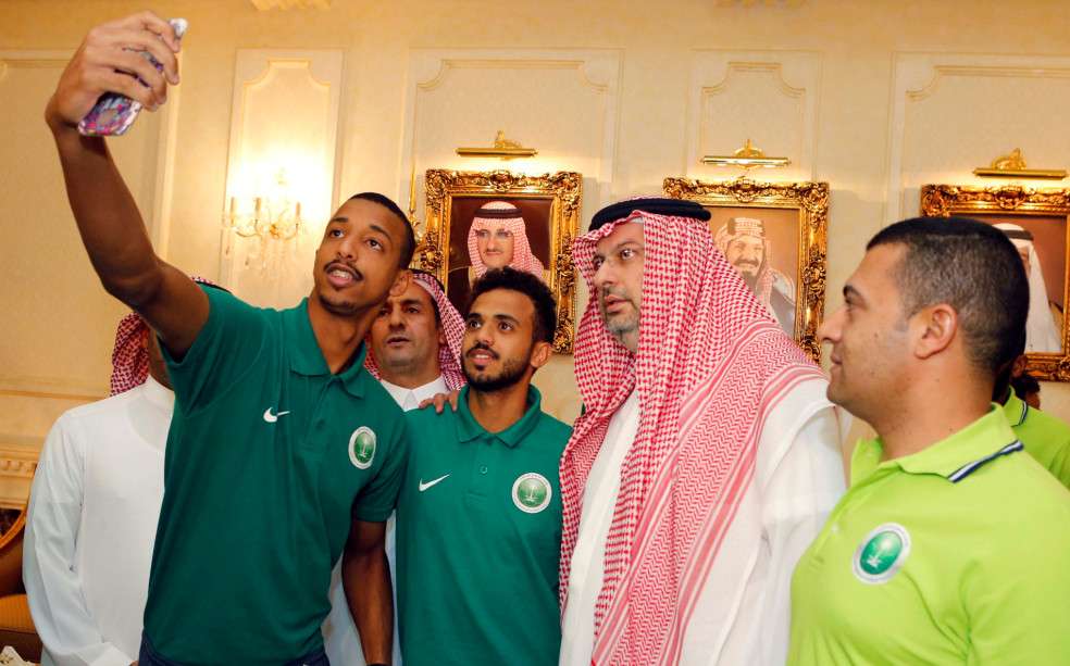 الأمير عبد الله بن مساعد يلتقط سيلفي مع أحد لاعبي المنتخب
