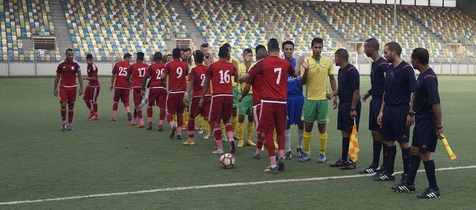 اللاعبين يتصافحون قبل بداية المباراة