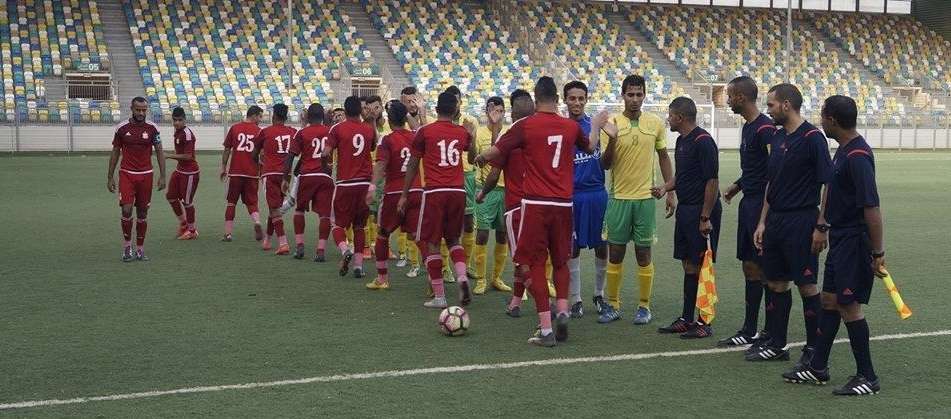 اللاعبين يتصافحون قبل بداية المباراة