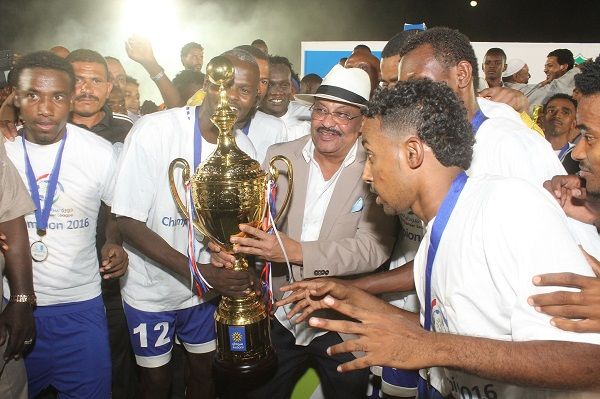 مساوي يحمل كأس بطولة الدوري الموسم الماضي