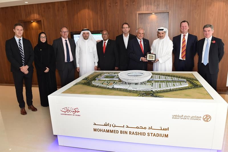 سعيد حارب يسلم درع المجلس لرئيس الاتحاد الدولي للهوكي بحضور ناصر آل رحمة وأعضاء الوفد وحصة الكوس 