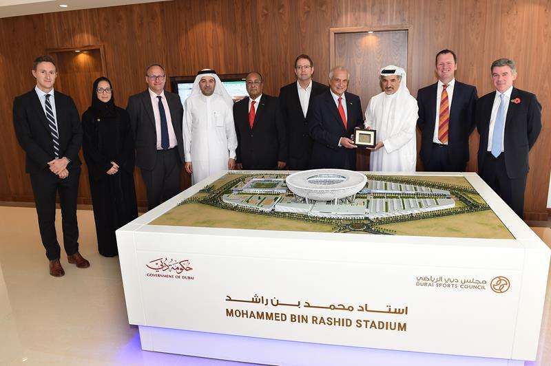 سعيد حارب يسلم درع المجلس لرئيس الاتحاد الدولي للهوكي بحضور ناصر آل رحمة وأعضاء الوفد وحصة الكوس 