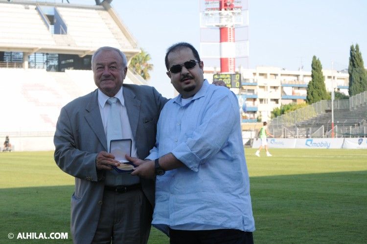 عمدة بلدة كان الفرنسية يكرم رئيس نادي الهلال الأمير عبدالرحمن بن مساعد  ( الصورة نقلاً عم موقع الهلال الرسمي )