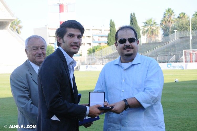 رئيس نادي اتالانتا الايطالي يكرم رئيس الهلال الأمير عبدالرحمن بن مساعد  ( الصورة نقلاً عم موقع الهلال الرسمي )