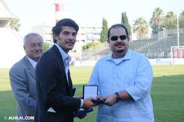 رئيس نادي اتالانتا الايطالي يكرم رئيس الهلال الأمير عبدالرحمن بن مساعد ( الصورة نقلاً عم موقع الهلال الرسمي )