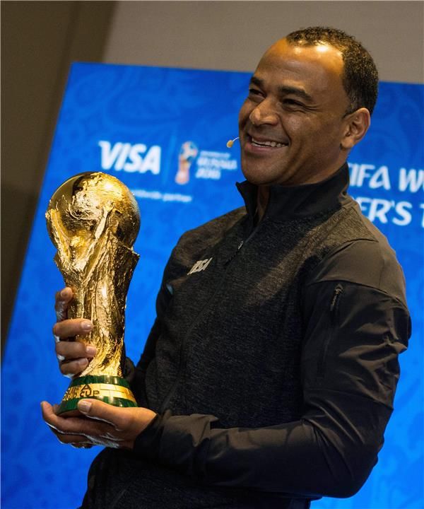 كافو يحمل كأس العالم