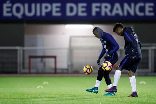 كومان وإيفرا في تدريبات المنتخب