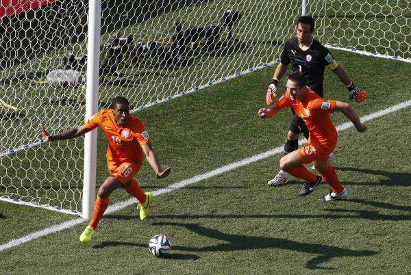 2014-06-23t174419z_206162667_tb3ea6n1dbzaq_rtrmadp_3_soccer-world-m36-ned-chi_reuters