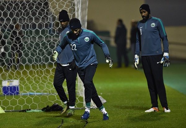 وليد عبدالله من تدريبات اليوم (يمين)