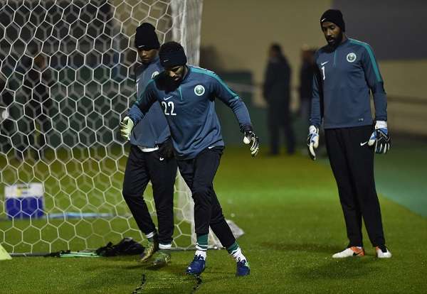 وليد عبدالله من تدريبات اليوم (يمين)