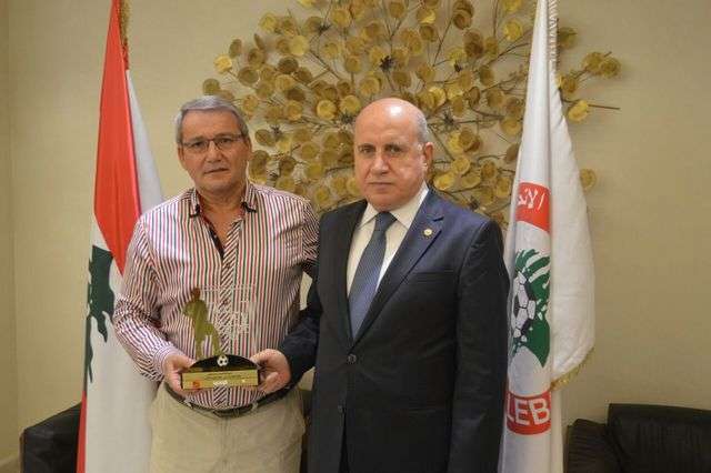 بيسيتش يتسلم جائزة مدرب الشهر