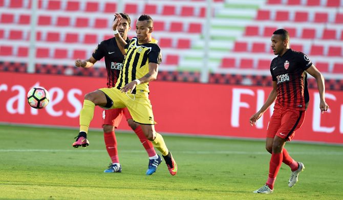 جانب من مباراة الأهلي واتحاد كلباء