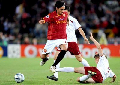 الإيطالي ألبرتو أكويلاني باللباس الأحمر