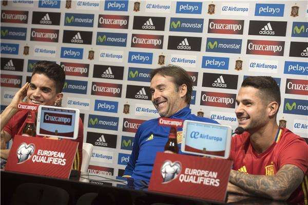 فيتولو إلى جانب لوبيتيجي في المؤتمر الصحفي