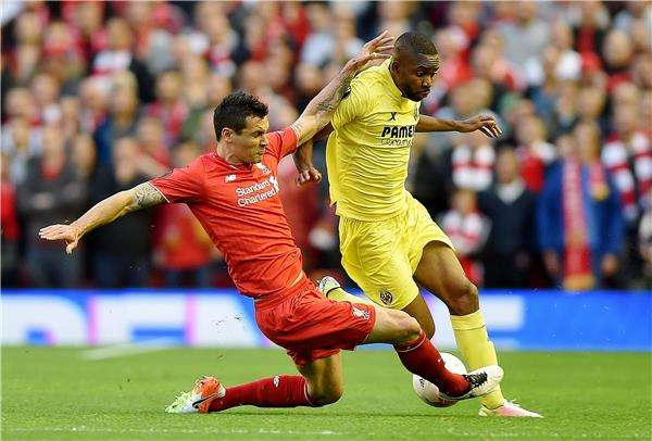 باكامبو (يمين)