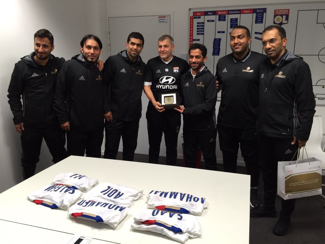 عادل البناي يسلم درع المجلس لمدرب ليون الفرنسي بحضور المشاركين في الدورة