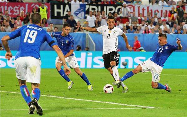 جانب من مباراة الفريقين في يورو 2016