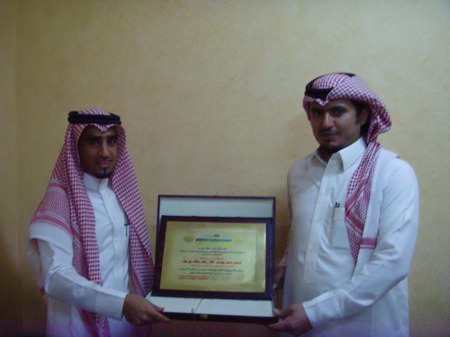 الاستاذ خالد الدايل احد اعضاء موقع كورة يسلم درعـا تقديريا من موقع كورة للاستاذ سعود الفهيد .