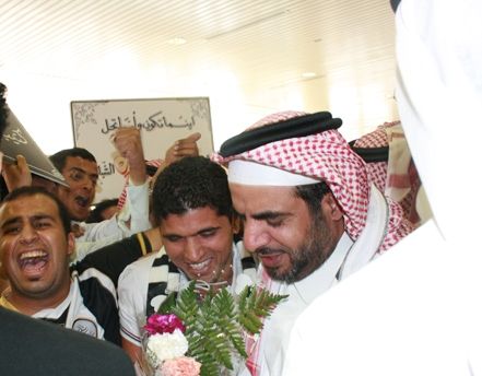 التائب لحظة وصوله إلى مطار الملك خالد بالرياض وسط استقبال جماهيري كبير