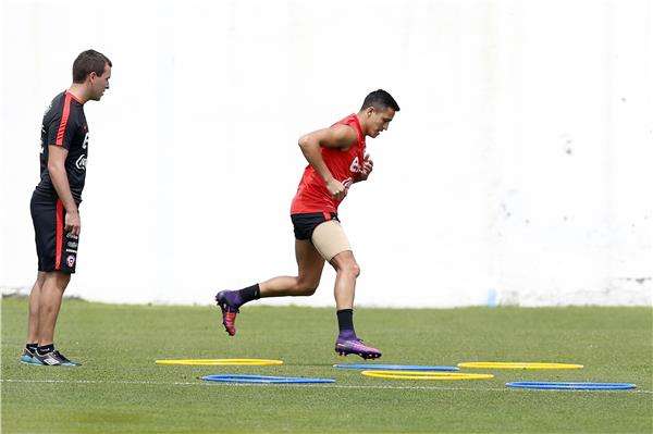 سانشيز في تدريبات منتخب تشيلي