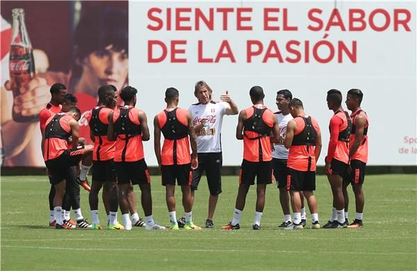 جانب من تدريبات منتخب بيرو