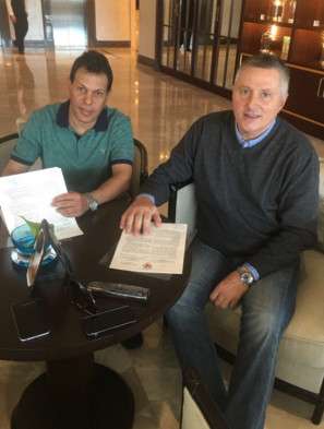 توميسلاف أيكوفيتش أثناء توقيعه العقد