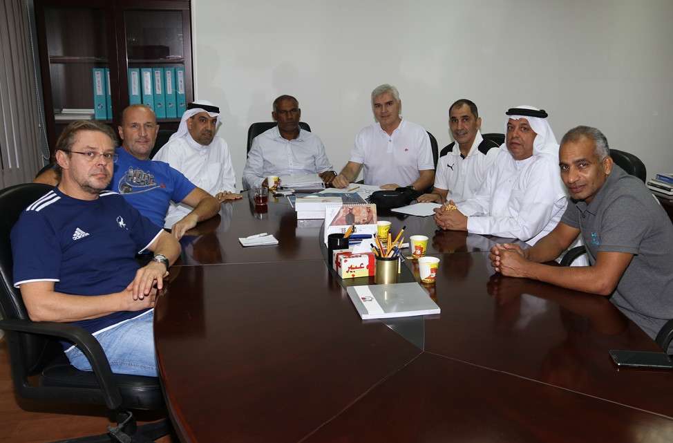 جانب من اجتماع المدرب مع مجلس الإدارة
