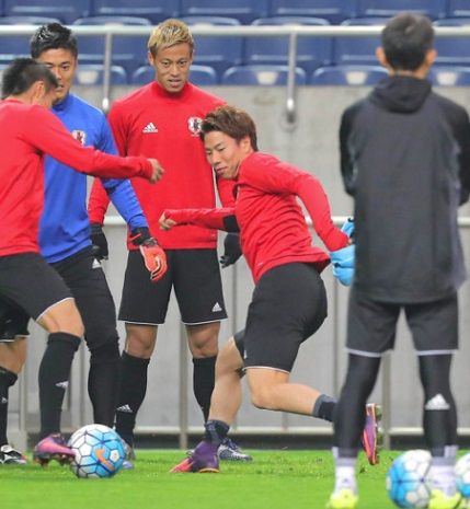 تاكوما أسانو وخلفه كيسوكي هوندا في تدريب اليوم الأخير