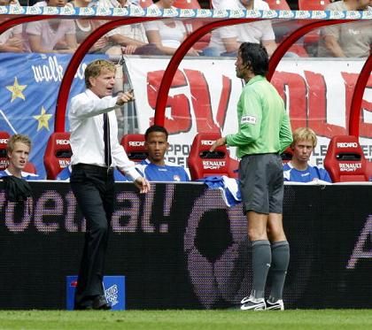 الحكم باس نيجهيس يحذر جرونيندايك مدرب فيليم 2 تيلبورغ