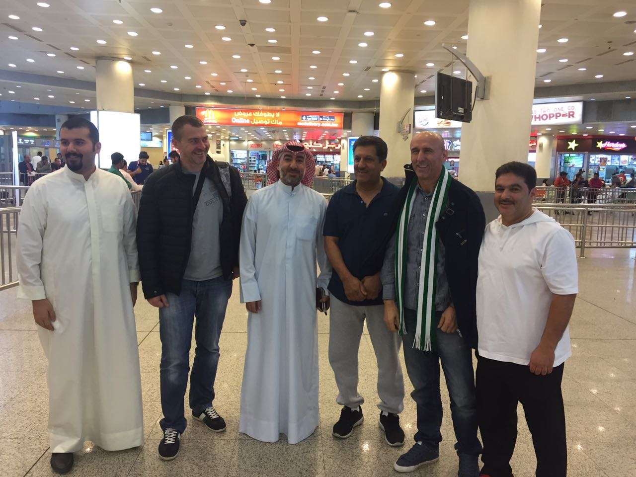 ميودراج ومساعده مع المطوع وعاشور ووفد العربي في مطار الكويت