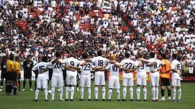 دقيقة حداد وقفها الجميع قبل المباراة لوفاة قائد اسبانيول خاركي