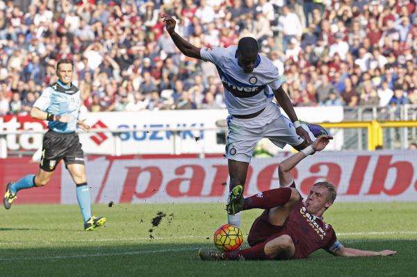 2015-11-08t133040z_1442219509_gf20000050723_rtrmadp_3_soccer-italy_reuters