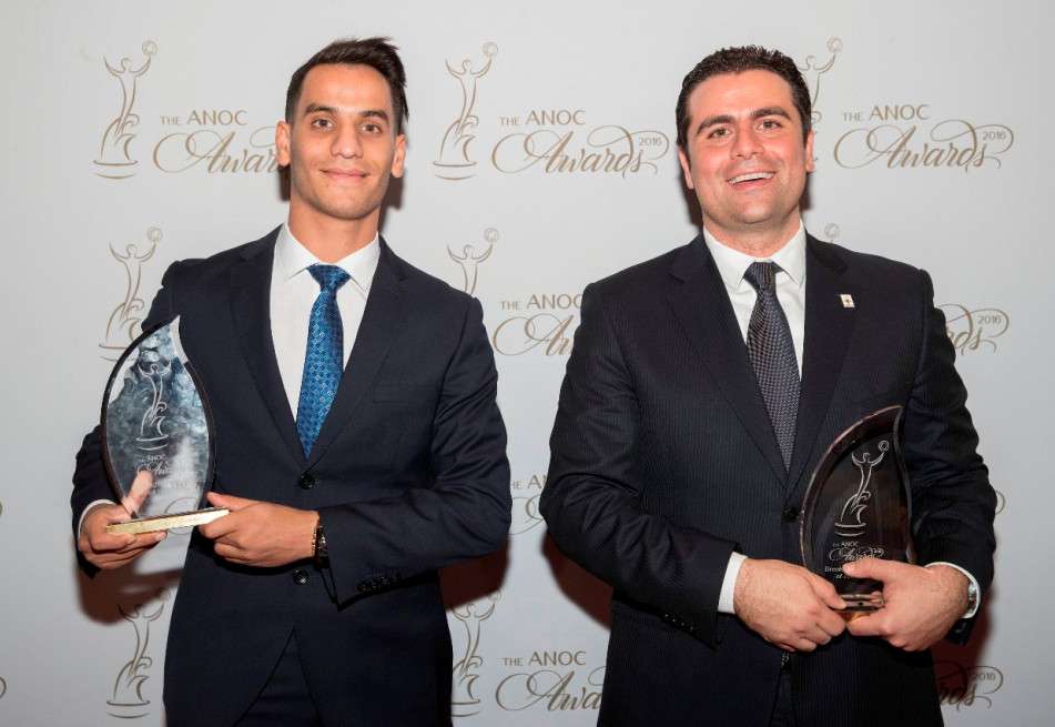 المجالي وأبو غوش خلال تسلم الجائزة