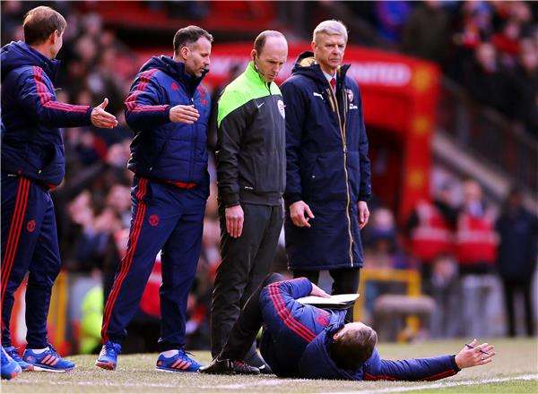 فينجر في مباراة مانشستر يونايتد الأخيرة