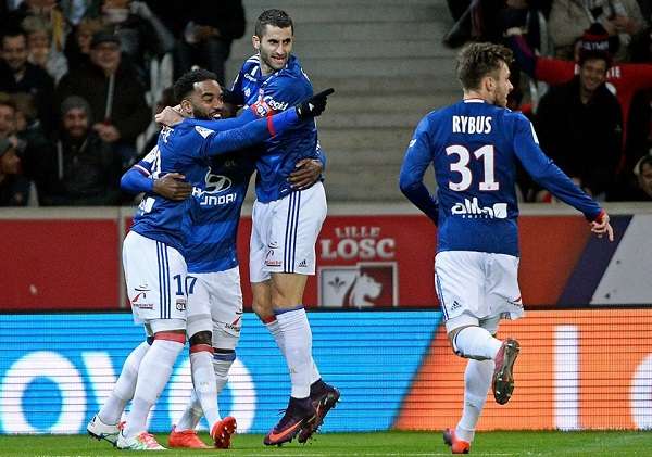 فرحة لاعبي ليون بهدف الفوز