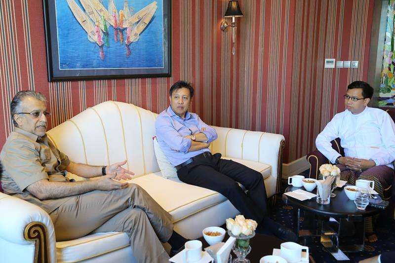  الشيخ سلمان بن ابراهيم مع رئيس إتحاد ميانمار 