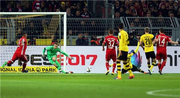 جانب من مباراة دورتموند وبايرن ميونيخ