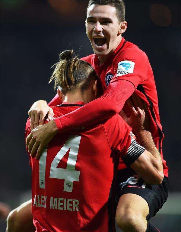 فرحة لاعبي آينتراخت فرانكفورت