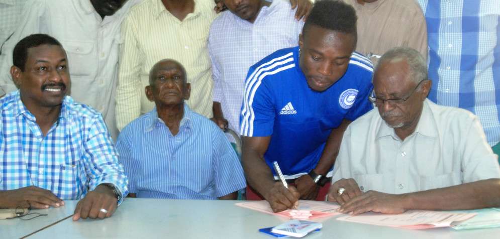  أوكرا لحظة توقيعه للعقد