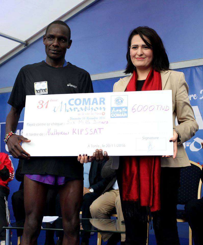 ماجدولين الشارني تسلم الجائزة الاولى للماراطون للكيني كيبسات