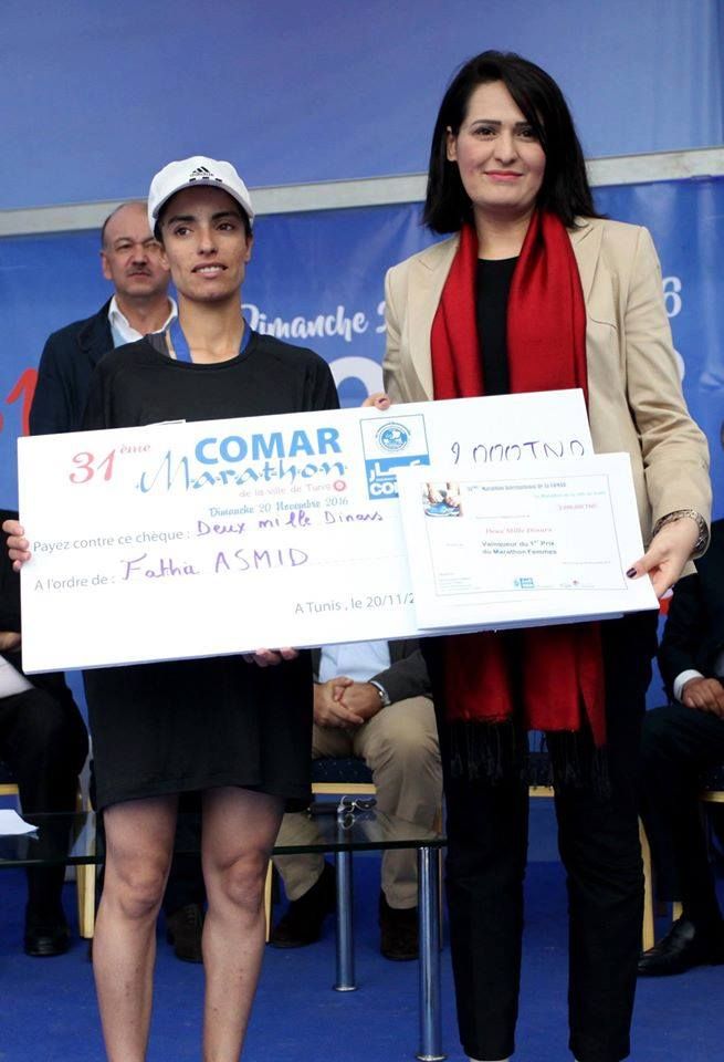 ماجدولين الشارني تسلم الجائزة للمغربية فتحية اسميد