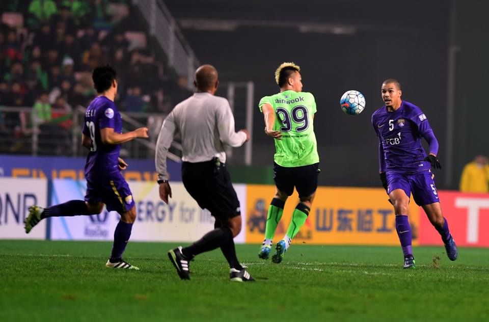 من مباراة الذهاب بين العين وتشونبوك 