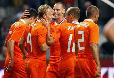 فرحة لاعبي المنتخب الهولندي بالهدف الاول لديرك كاوت
