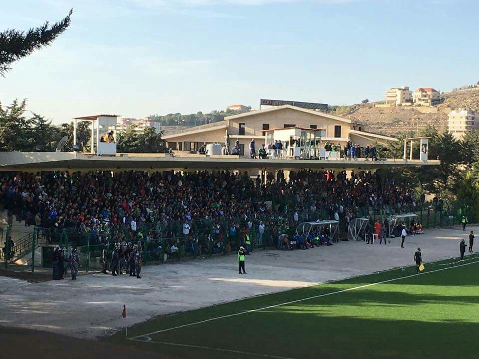 جمهور ملعب بحمدون أمس الأحد