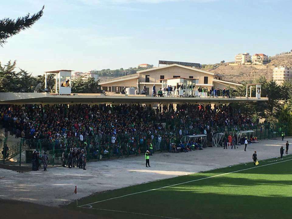 جمهور ملعب بحمدون أمس الأحد