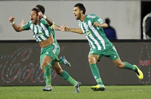 أولحاج (يمين)